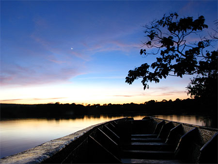 Tomb�e de la nuit sur la lagune Canaima