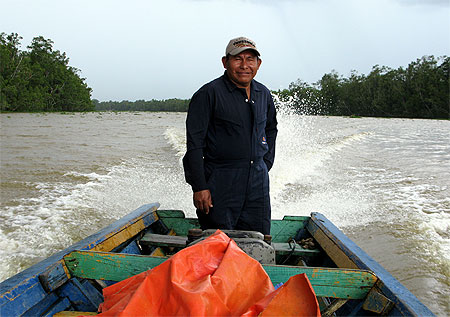 Ramon sur sa lancha