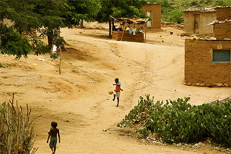 Enfants jouant au foot