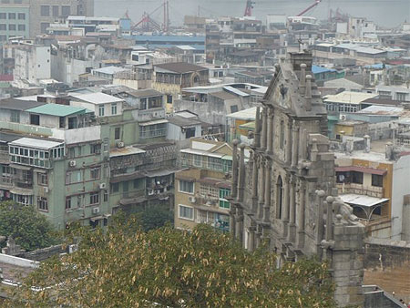 Les ruines de la cath�drale St Paul entour�es par les immeubles