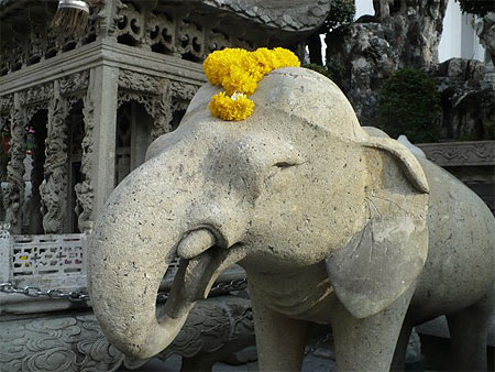 Statue d'�l�phant au temple Wat Sutthat