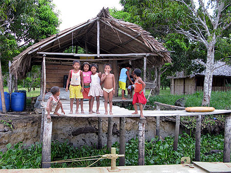 Les enfants, le ponton, l'�cole