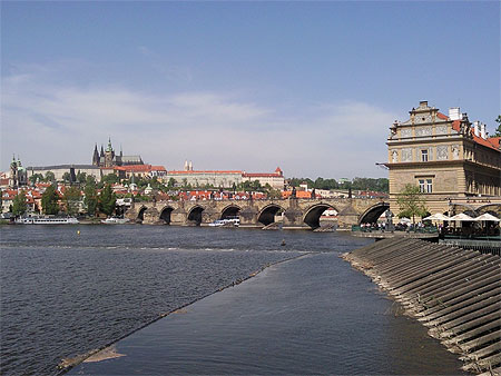 La Vltalva enjamb�e par le Pont Charles et surplomb�e par le Ch�teau de Prague