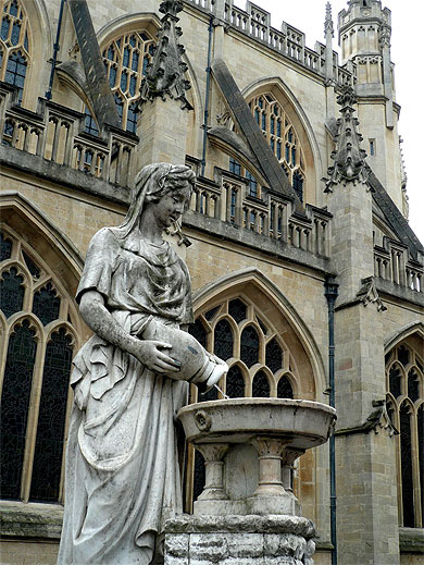 Statue devant la cath�drale de Bath