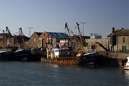 Chalutier dans le port