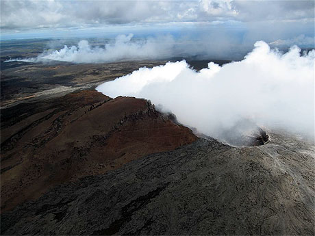 Survol d'un volcan en activit�