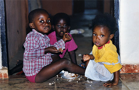 Enfants partageant leur repas