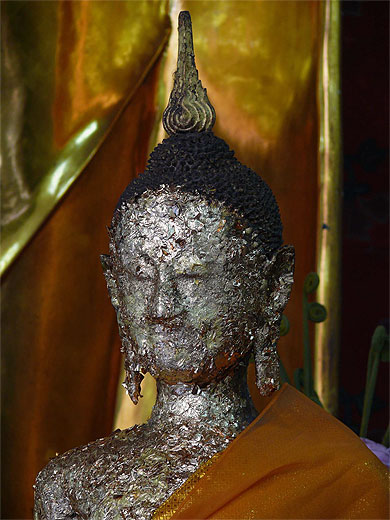 Bouddha par couches de feuilles d'or