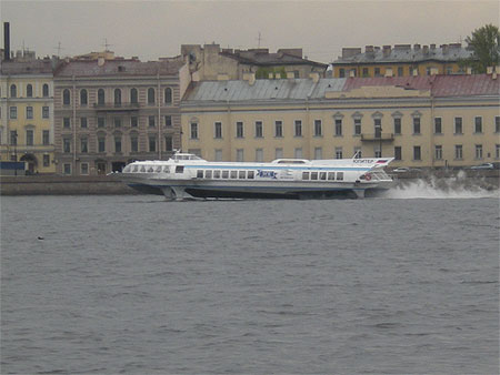 Bateau sur la neva 