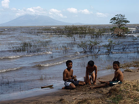 Enfants jouant sur la plage