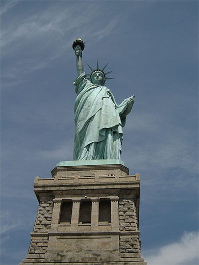 Au pied de la statue