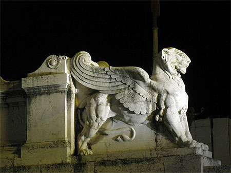 Statue d'un lion ail�