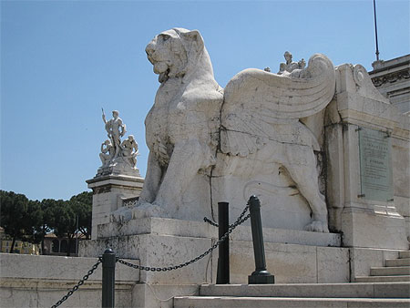Statue d'un lion ail�