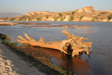 Au bord du fleuve Manambolo