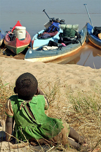 Sur les rives du fleuve Manambolo