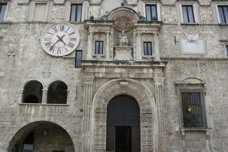 Fa�ade du palais des Capitaines du peuple