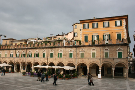 Les arcades de la piazza del Popolo