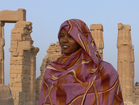 Jeune fille devant le temple de Soleb