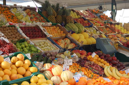 Stand de fruits et l�gumes � l'ouverture du march�