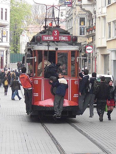 Vieux tramway entre t�nel et Taksim