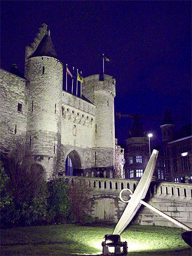Porte du Steen de nuit