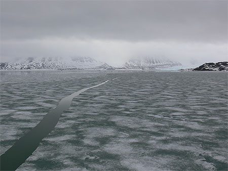 Fast ice fendue par le brise glace
