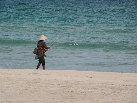 P�cheur au bord de la Mer de Chine (ou du Vietnam)