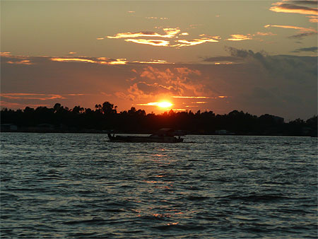 Couch� de soleil sur le M�kong
