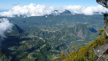 Vue sur le cirque de Salazie � quelques minutes de l'arriv�e au sommet de la Roche Ecrite