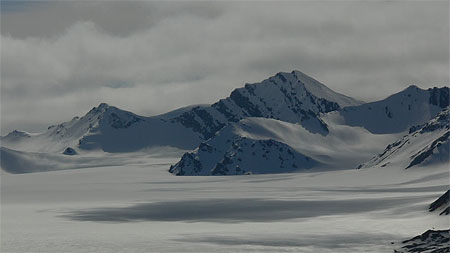 Les montagnes du Spitzberg entour�es par la neige