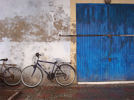 V�los et porte bleu