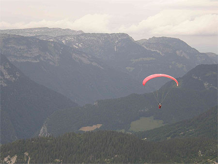 Un parapente au sommet