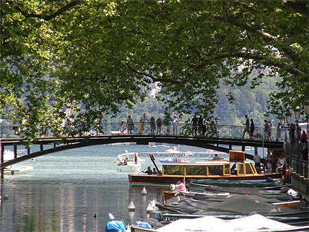 Le pont des amours sur le canal de Vass�