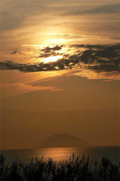 Stromboli dans le soleil couchant
