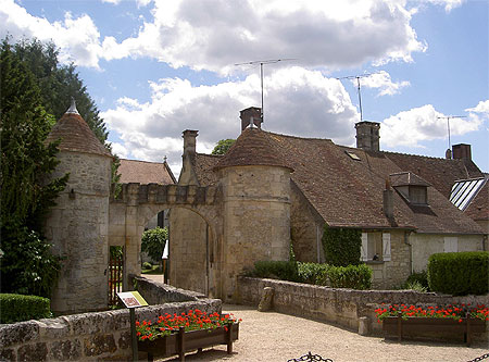 Entr�e d'un petit village forestier