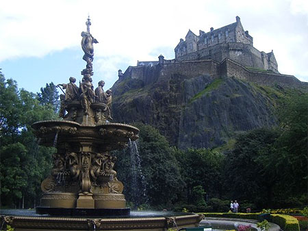 Ch�teau d'Edimbourg et fontaine