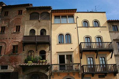 Maisons qui dominent la Piazza Grande