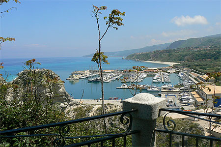 Trop�a, le port vu de la vieille ville