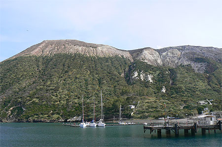 Vulcano, le port et le sommet du volcan