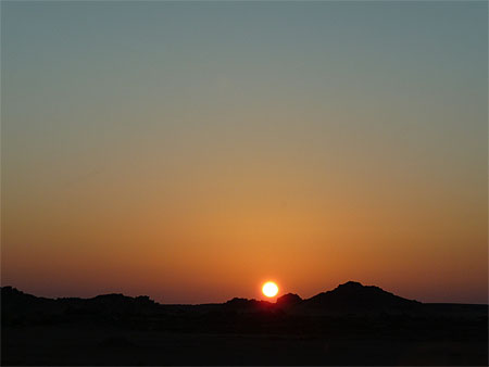 Lever de Soleil sur la route d'Abou Simbel