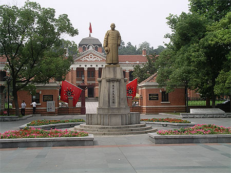 A l'entr�e du mus�e Sun Ya Tsen � Wuhan