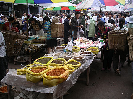Sur un petit march� dans un minuscule village du Sichuan