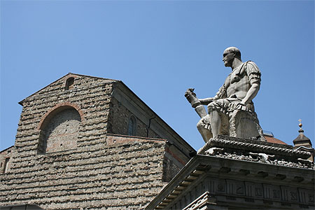 La basilique de San Lorenzo et la statue du condotti�re Jean de M�dicis