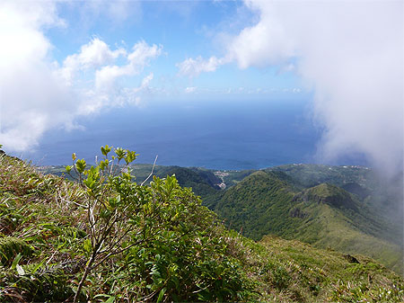 Vue sur la c�te Est de l'�le lors de l'ascension de la Montagne Pel�e