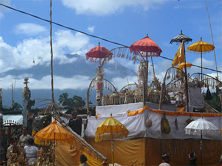 C�r�monie devant un volcan Gunung Agung