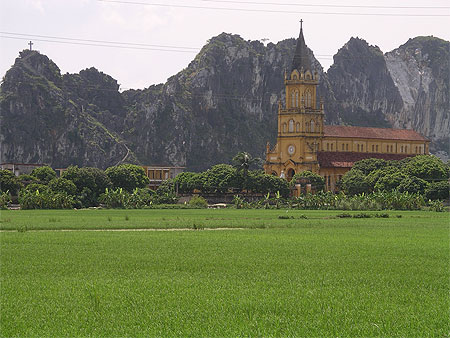 Eglise ch�tienne au milieu des rizi�res, dans le secteur de Nin Binh