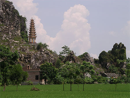 Pagode � flanc de montagne, dans le secteur de nin Binh