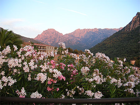 Coucher de soleil sur les montagnes au dessus de Porto