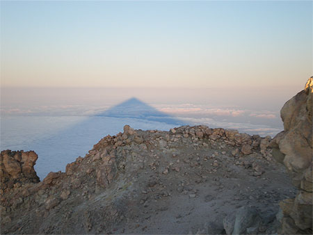 L'int�rieur du crat�re du Teide et derri�re, l'ombre du volcan au lever du soleil