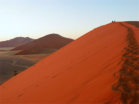 Randonneurs sur les dunes